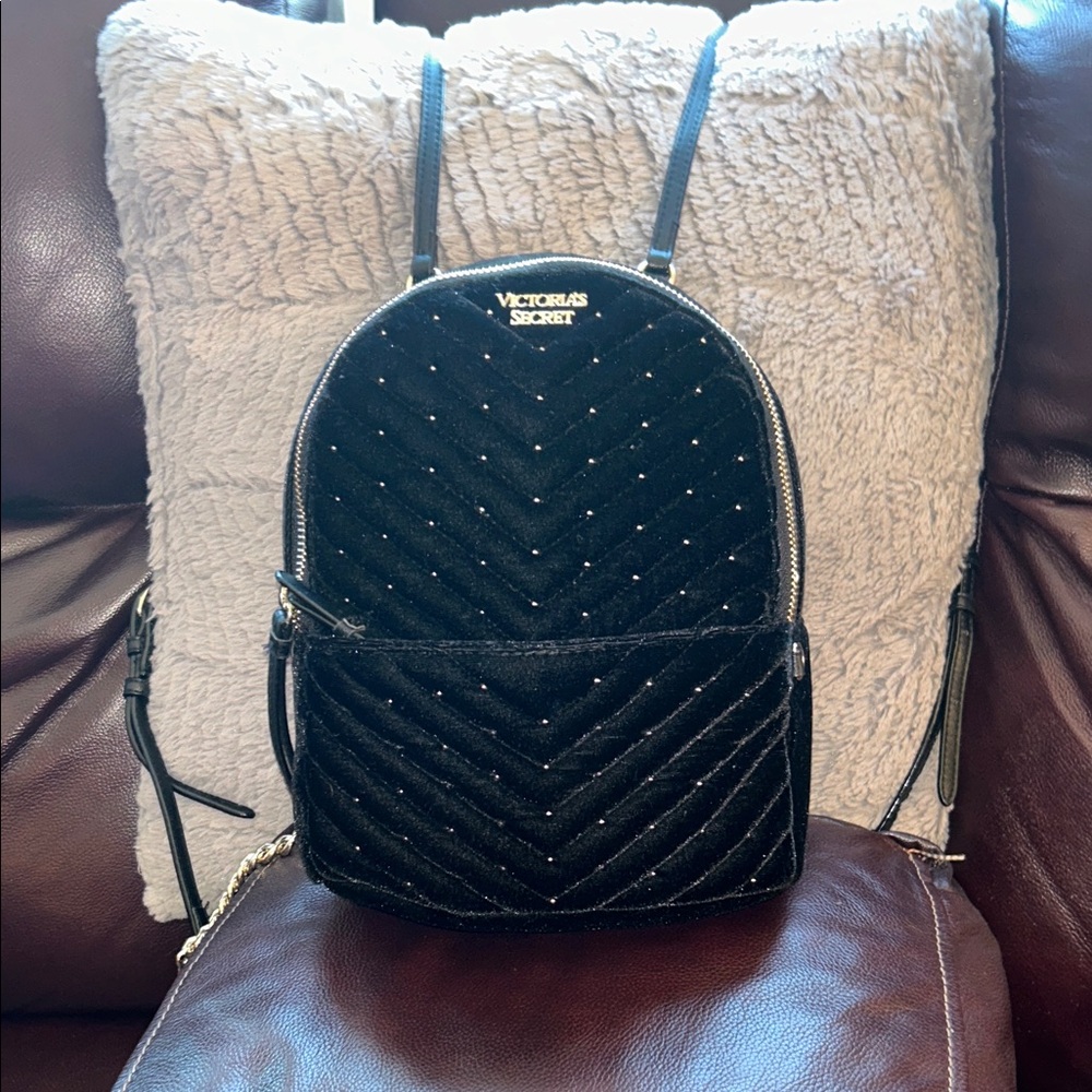 Victoria's Secret- Brand new, never used.
Black Velvet Mini Backpack